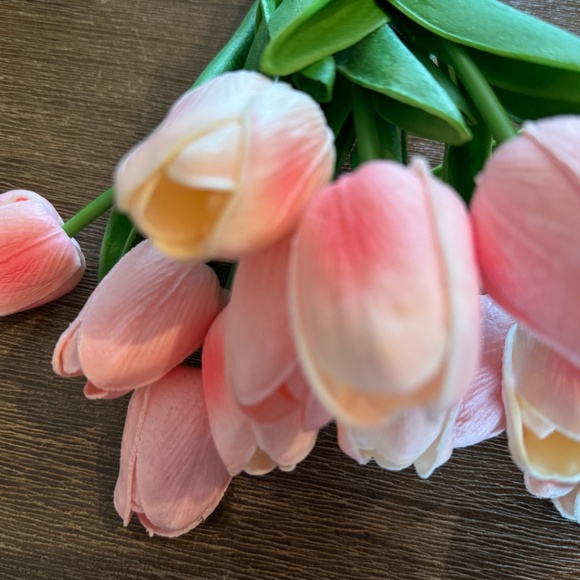 Artificial Tulips Bouquet Real Touch PU. 55 Flowers in glass vase - Picture 6 of 10